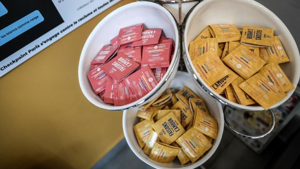 Sanidad evalúa ofrecer preservativos gratuitos para jóvenes, como en Francia
